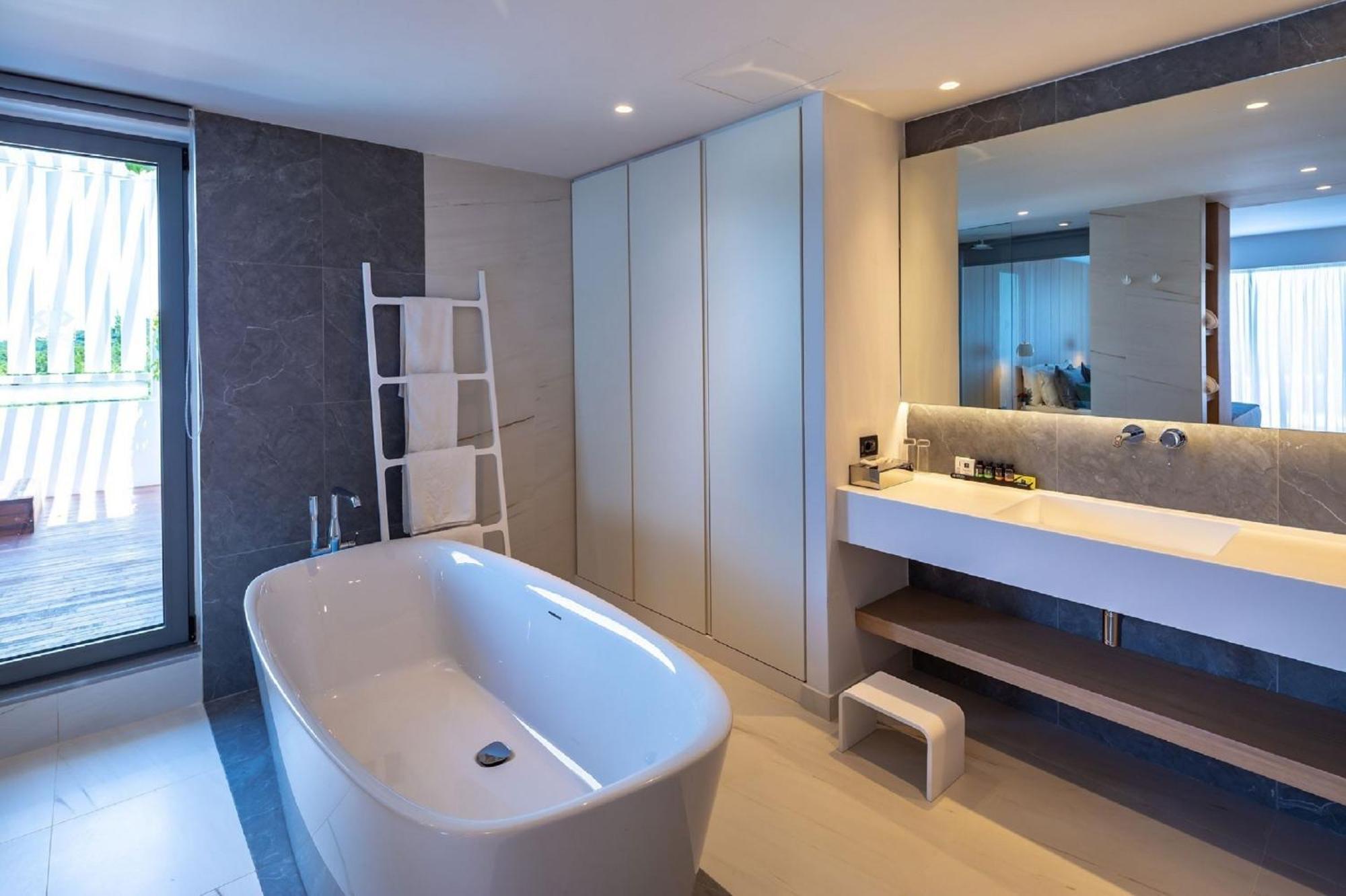 Suite Matrimoniale con Vasca Idromassaggio all'Aperto e Vista Mare Panoramica